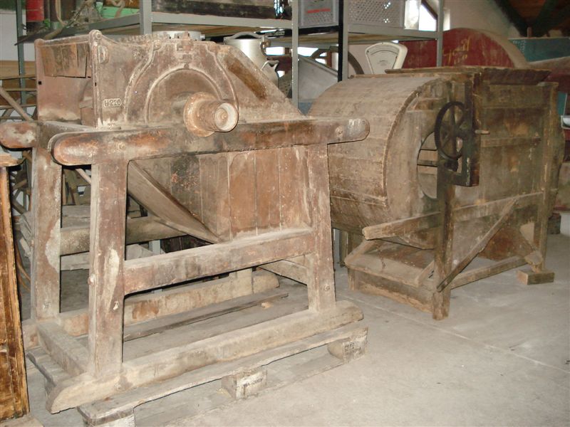 Stiftdreschmaschine u. Windmhle um 1890